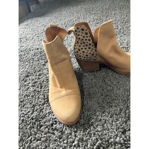 TOMS Marina Tan Leather Leopard Print V-Cut Ankle Boots 10018931 Womens 7.5